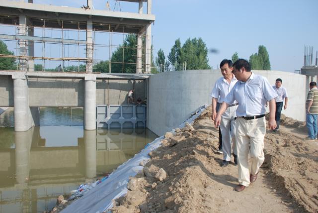 李守强局长一行查看进水闸建设